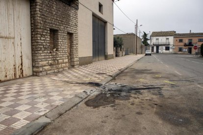 El conductor colisionó contra esta pared de un almacén en la plaza Santa Madrona de Sant Ramon. 