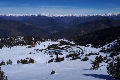 El lago de donde capta el agua Port Ainé para la innivación cuenta con un sistema de refrigeración