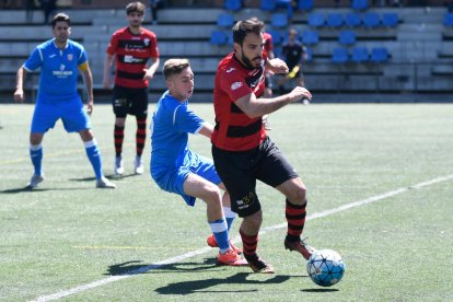 Un jugador del EFAC controla el balón delante de un defensor rival.