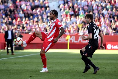 Douglas Luiz controla la pilota davant de Campaña, ahir durant el partit a Montilivi.