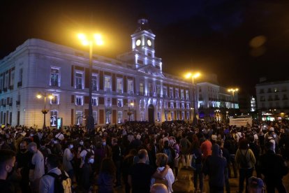 Centenars de persones es van concentrar a la Puerta del Sol per protestar per les noves restriccions.