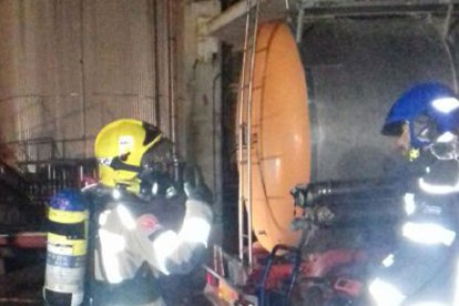 Los bomberos durante las tareas de transvase del gas.