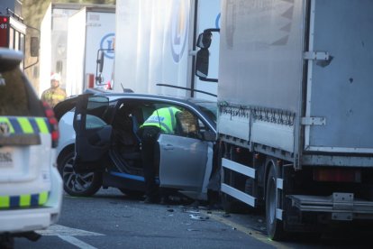 El accidente tuvo lugar ayer por la mañana a la altura del centro comercial Punt de Trobada. 