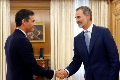 Felip VI ha esperat el secretari general del PSOE en un lateral del Saló d'Audiències de Sarsuela.