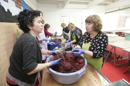 L’Associació de Mestresses de Casa d’Alcarràs va elaborar 400 quilos de botifarró i 450 de llonganissa.