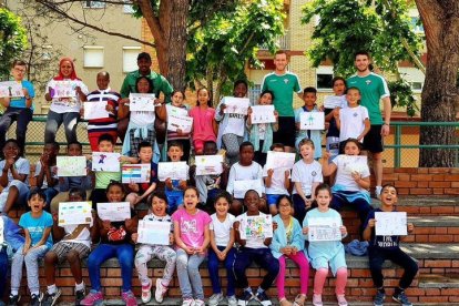 Niños de uno de los colegios participantes muestran sus dibujos.