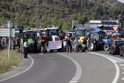 Imagen del corte del pasado domingo en la carretera C-12 en la entrada de Flix. 