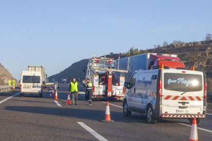 La circulació de l’A-2 en direcció a Lleida va estar tallada totalment durant mitja hora.