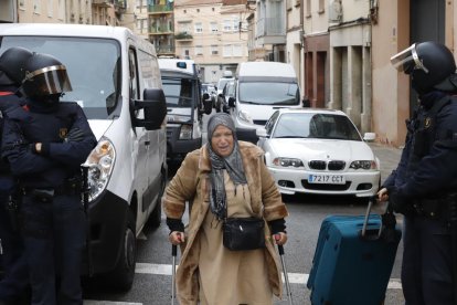 Una de les persones desallotjades al bloc de Balàfia.