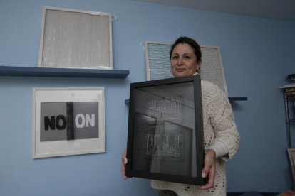 Annabel Encontra, ayer en su casa con algunos de los cuadros que ha creado en los últimos meses.