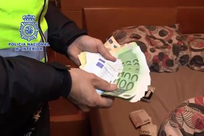 Dinero intervenido por los agentes durante la operación. 