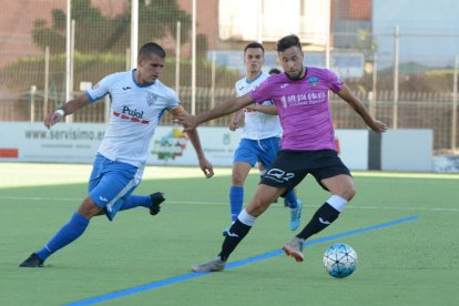 Pedro Martín, en una acció del partit contra el Mollerussa.