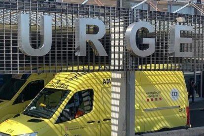 Una ambulància a l'hospital Arnau de Vilanova.