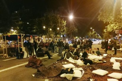 Acampada en defensa del dret a l’habitatge a Barcelona, ahir a la matinada.