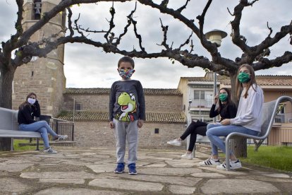 Imatge de canalla al carrer a Massoteres, on no hi ha ni una dotzena de nens i nenes.