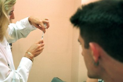 Sanitat amplia la vacuna de la meningitis però sense incloure la del meningococ B