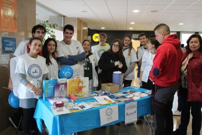 Mesa ayer en el Arnau de la Associació de Diabètics de Catalunya para hacer controles de glucemia.  