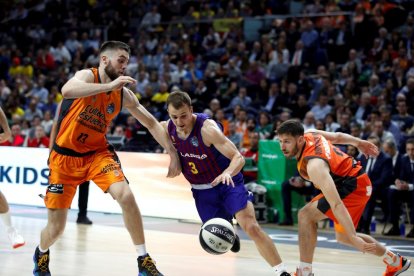 El base barcelonista Kevin Pangos intenta superar Tobey i Van Rossom.