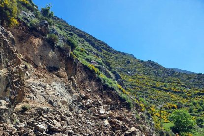 Reobre amb pas alternatiu la carretera afectada per una esllavissada prop de Burgo i Llavorre