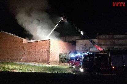 Un incendio calcina el almacén de una casa en Artesa de Lleida