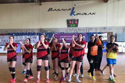 Las integrantes del Handbol Pardinyes saludan al público asistente en el pabellón Artunduaga.