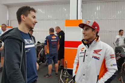 Primera imatge de Marc Màrquez i Jorge Lorenzo al box d’Honda