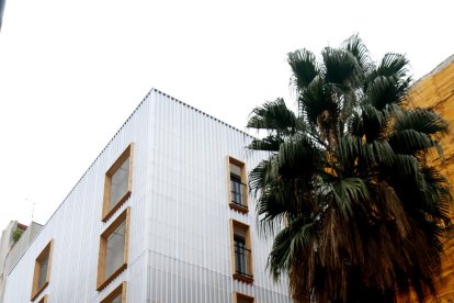 El edificio construido con contenedores marítimos en Barcelona.