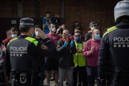 La Guàrdia Urbana de Barcelona i els Mossos van homenatjar ahir els treballadors de Mercabarna.