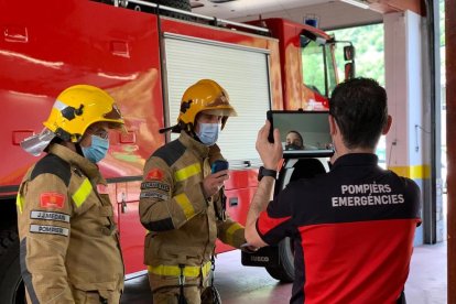 Sessió fotogràfica ahir del calendari amb els Pompièrs d’Aran.