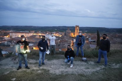 Seròs será de los pocos pueblos que celebren fiestas esta primavera. A la derecha, preparativos del castillo de fuegos, con sorpresa incluida.