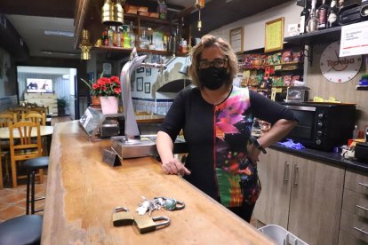 Marta Teixidó, ayer en su bar ya cerrado en La Granja d’Escarp, municipio sin casos activos. 