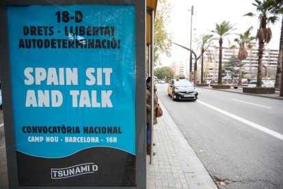 Uno de los carteles que colocó Tsunami Democràtic en Barcelona y que el ayuntamiento retiró.