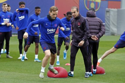 Rakitic ayer junto al preparador físico leridano Eduard Pons.