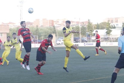 Jugadors de l’EFAC i del Balaguer disputen una pilota aèria, en una acció del partit d’ahir.