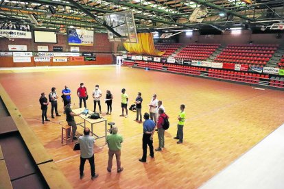 Tècnics del departament de Salut van mantenir ahir una reunió a la pista de l’Onze de Setembre.