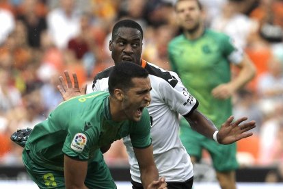 Mikel Merino cau després de l’entrada de Geoffrey Kondogbia.