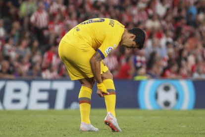 Luis Suárez es queixa del bessó dret durant el partit de divendres amb l’Athletic.