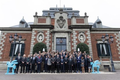 Foto de familia con todos los premiados de esta edición, ayer por la mañana ante el Palauet Albéniz.