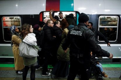 Ayer volvió a ser una jornada negra del transporte francés la víspera de una nueva movilización.