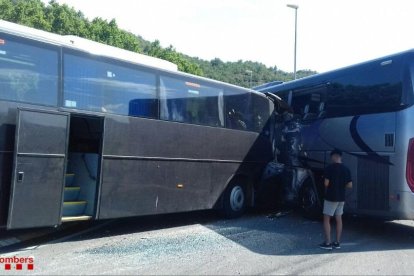 Catorze ferits en un accident entre dos autocars a la C-14 a Ponts