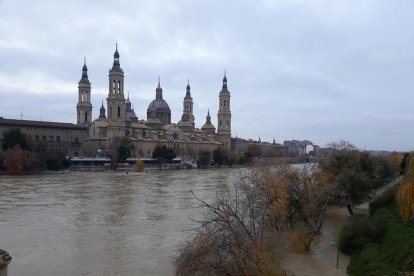 Imatge de l’avinguda de l’Ebre a l’altura de la basílica d’El Pilar.