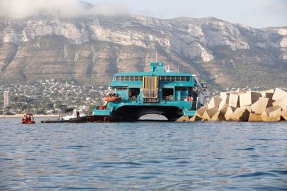 S’encalla un ferri al port de Dénia