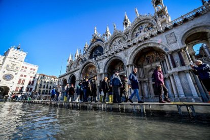 La gent camina al costat de la Catedral de Sant Marc.