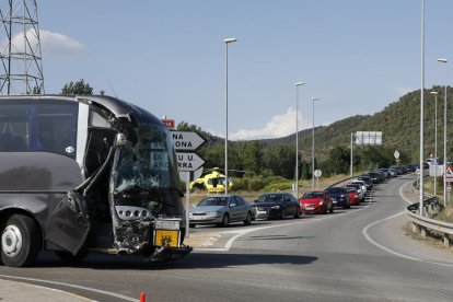 La imatge mostra un dels autocars sinistrats i les cues que es van formar a causa de l’accident.