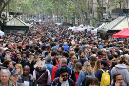 La Rambla, freqüentat eix central de Sant Jordi el 2019.