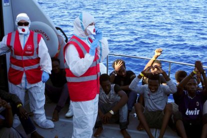 Los 27 migrantes menores de edad no acompañados que viajaban en el Open Arms fueron evacuados ayer a Lampedusa.