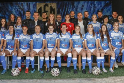 La plantilla y el cuerpo técnico del AEM de esta temporada posa con el presidente, Carlos Sisteré. Faltan en la foto las jugadoras Iris y Barreira, y el técnico Víctor Arribas.