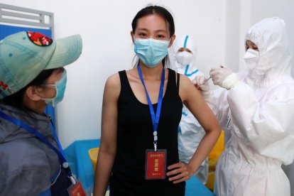 Un metge injecta una vacuna a una voluntària a Wuhan com a part d’un assaig clínic per combatre la propagació del coronavirus.