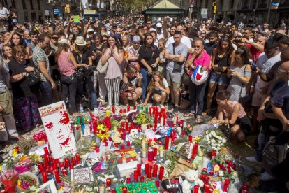 Ciutadans davant del punt on es va quedar aturada la furgoneta a la Rambla.