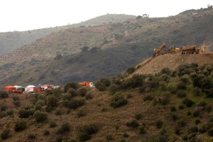 Continúan la búsqueda del pequeño Julen en Málaga con nueva maquinaria pesada